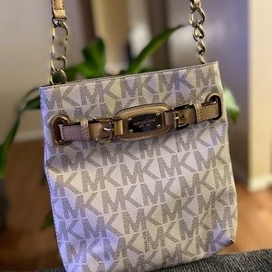 beautiful  Bag u should own it’s in good condition